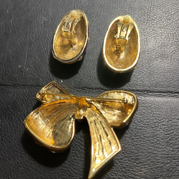 New design set of clip earrings and pin - Picture 3 of 3